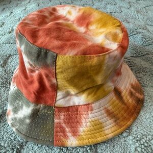 Reversible Bucket Hat in Tie Dye / Black